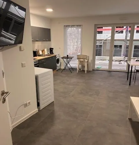 Lägenhet Moderne Fuer 4 Personen Mit Extra Schlafzimmer, Wohnzimmer & Balkon Alzey